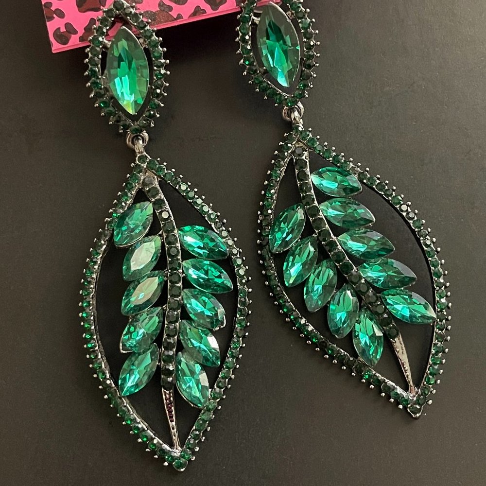New BETSEY JOHNSON Emerald Green Leaf Crystal Earrings